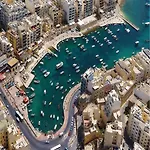 Follow The Sun Boutique - Pool, Breakfast & Sea Views Hostel
