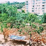 Follow The Sun Boutique - Pool, Breakfast & Sea Views Hostel