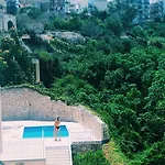 Follow The Sun Boutique - Pool, Breakfast & Sea Views Hostel