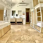 Follow The Sun Boutique - Pool, Breakfast & Sea Views Hostel San Ġiljan