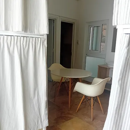 Follow The Sun Boutique - Pool, Breakfast & Sea Views Hostal