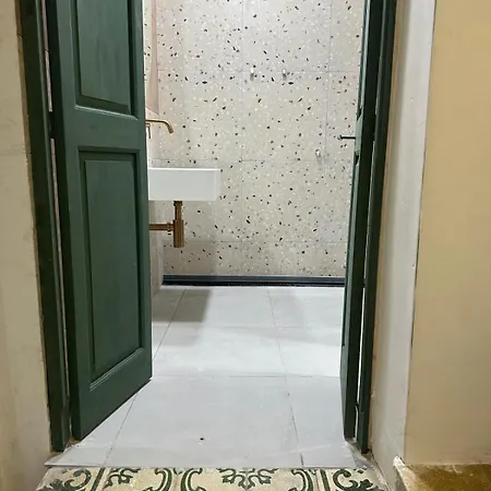 Follow The Sun Boutique - Pool, Breakfast & Sea Views Hostel