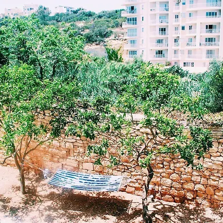 Follow The Sun Boutique - Pool, Breakfast & Sea Views Hostel