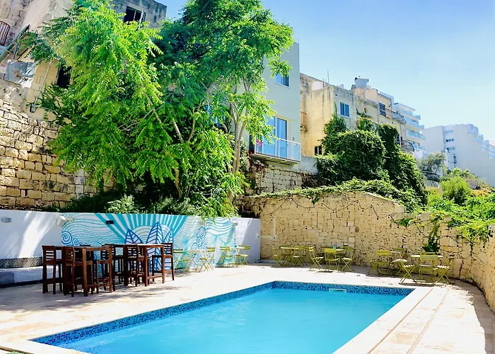 Follow The Sun Boutique - Pool, Breakfast & Sea Views Хостел *