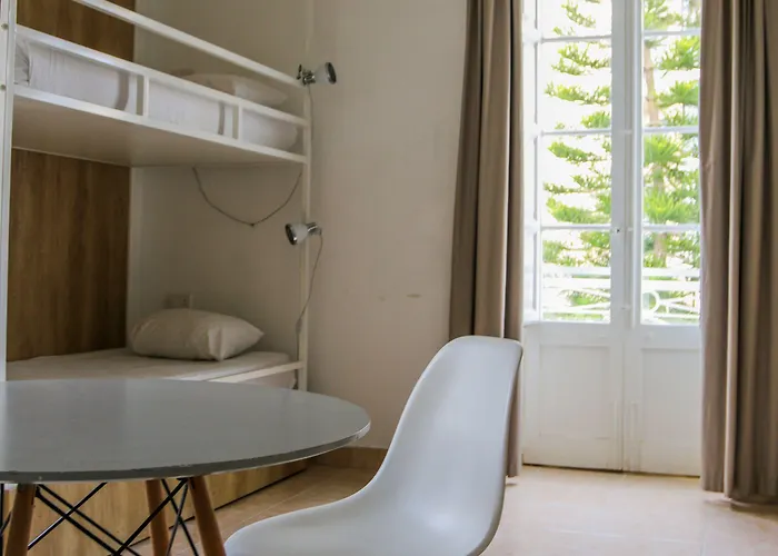 Follow The Sun Boutique - Pool, Breakfast & Sea Views Хостел