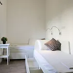 Follow The Sun Boutique - Pool, Breakfast & Sea Views 호스텔