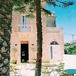 호스텔 Follow The Sun Boutique - Pool, Breakfast & Sea Views