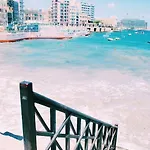 Follow The Sun Boutique - Pool, Breakfast & Sea Views 호스텔