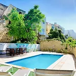 Follow The Sun Boutique - Pool, Breakfast & Sea Views 호스텔 *