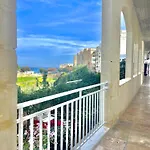 호스텔 Follow The Sun Boutique - Pool, Breakfast & Sea Views Saint Julian's