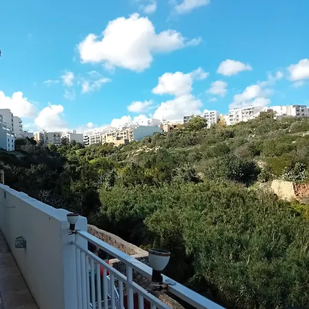 Follow The Sun Boutique - Pool, Breakfast & Sea Views Hostel *