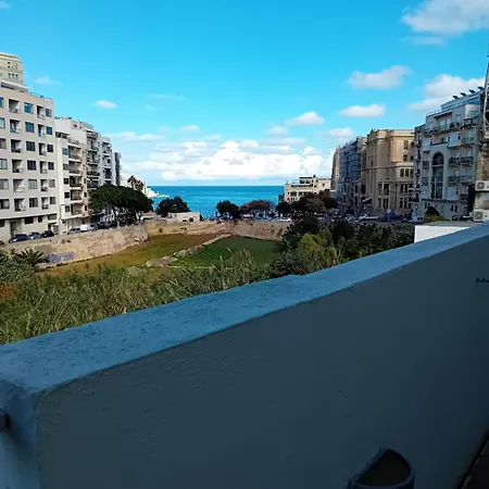 Follow The Sun Boutique - Pool, Breakfast & Sea Views Hostel