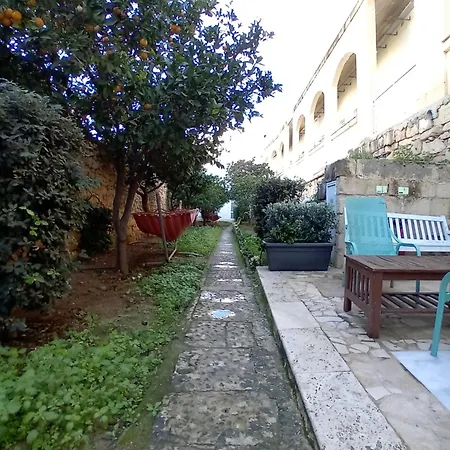 Follow The Sun Boutique - Pool, Breakfast & Sea Views Hostal *