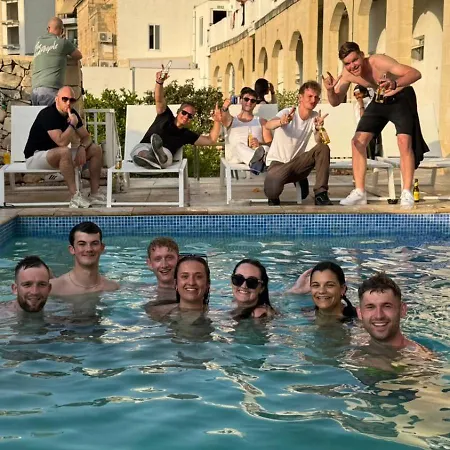 Follow The Sun Boutique - Pool, Breakfast & Sea Views Hostal *