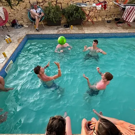 Follow The Sun Boutique - Pool, Breakfast & Sea Views Hostal *