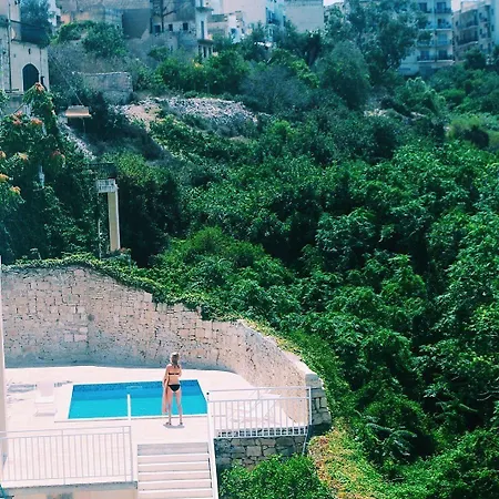 Follow The Sun Boutique - Pool, Breakfast & Sea Views Hostel