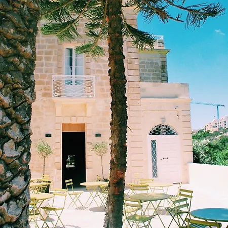 Vandrarhem Follow The Sun Boutique - Pool, Breakfast & Sea Views