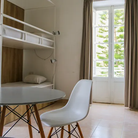 Follow The Sun Boutique - Pool, Breakfast & Sea Views Hostel