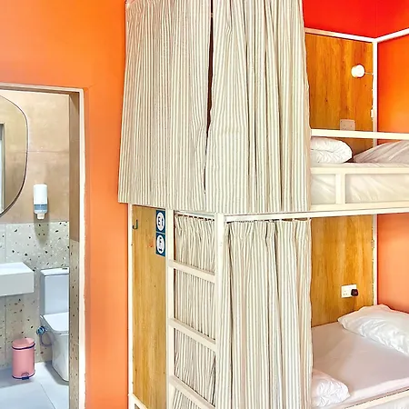 Hostel Follow The Sun Boutique - Pool, Breakfast & Sea Views