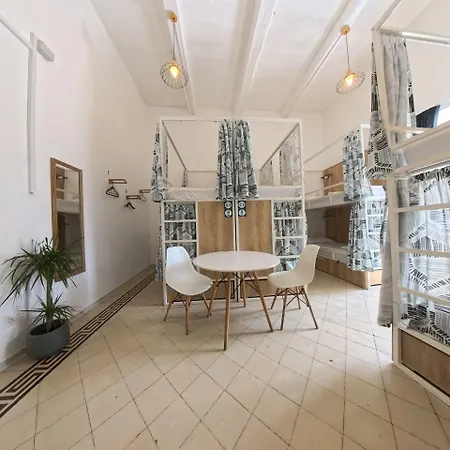 Follow The Sun Boutique - Pool, Breakfast & Sea Views Hostel *