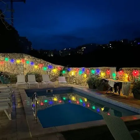 Hostel Follow The Sun Boutique - Pool, Breakfast & Sea Views *