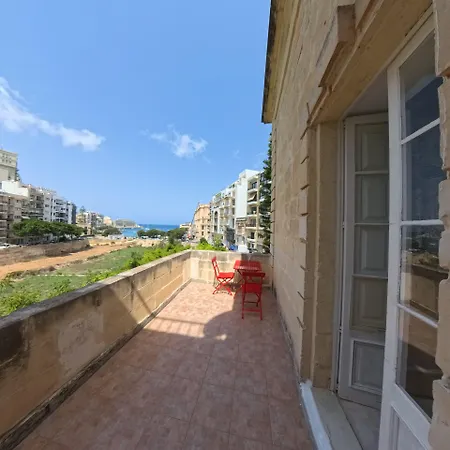 Follow The Sun Boutique - Pool, Breakfast & Sea Views Hostel