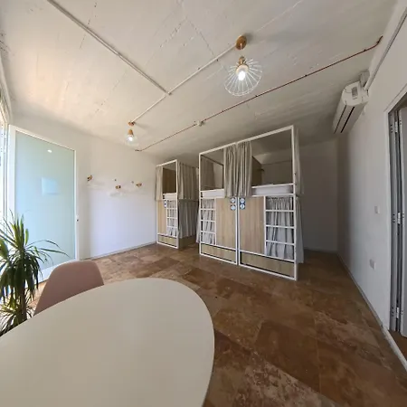 Follow The Sun Boutique - Pool, Breakfast & Sea Views Hostel