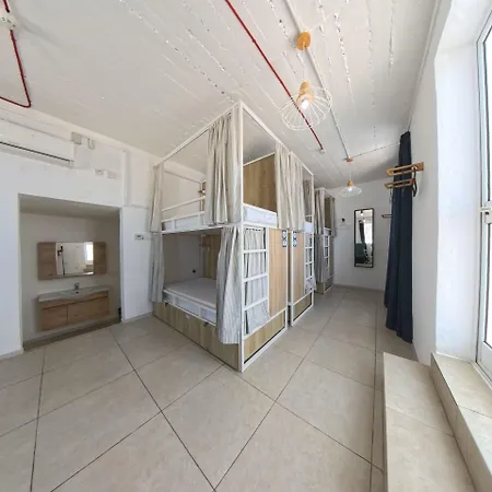 Hostel Follow The Sun Boutique - Pool, Breakfast & Sea Views *