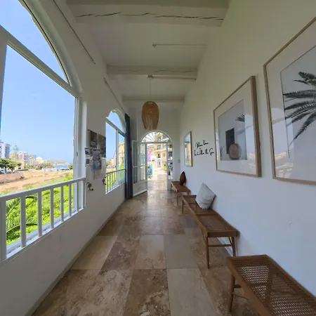 Hostel Follow The Sun Boutique - Pool, Breakfast & Sea Views