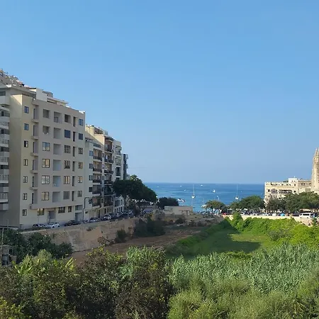 Follow The Sun Boutique - Pool, Breakfast & Sea Views Hostel *