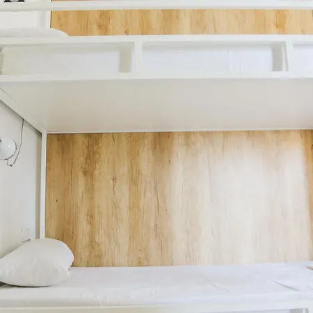 Follow The Sun Boutique - Pool, Breakfast & Sea Views Hostel *
