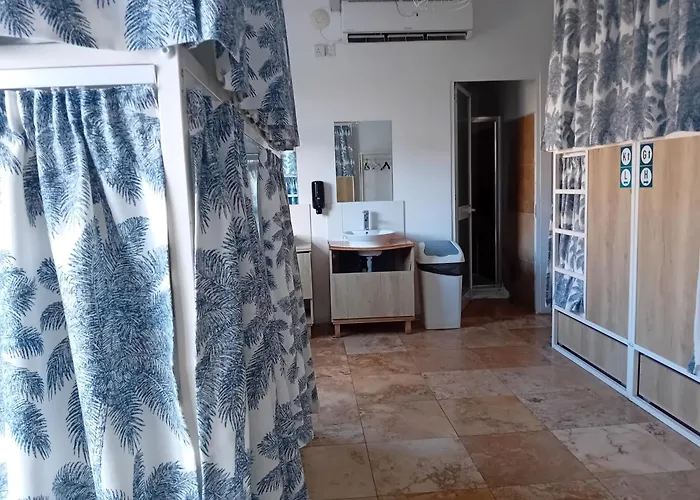 Follow The Sun Boutique - Pool, Breakfast & Sea Views Hostel Saint Julian's