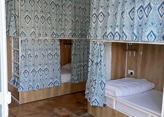 Hostel Follow The Sun Boutique - Pool, Breakfast & Sea Views *