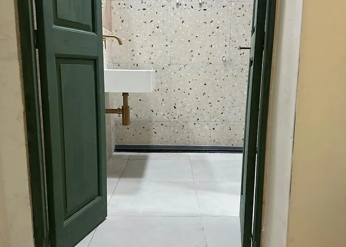 Follow The Sun Boutique - Pool, Breakfast & Sea Views Hostel