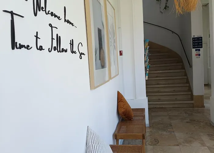 Hostel Follow The Sun Boutique - Pool, Breakfast & Sea Views