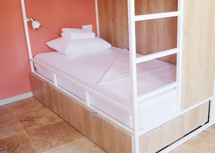 Hostel Follow The Sun Boutique - Pool, Breakfast & Sea Views *