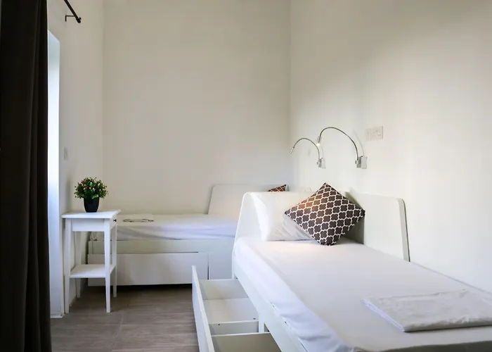 Follow The Sun Boutique - Pool, Breakfast & Sea Views Hostel