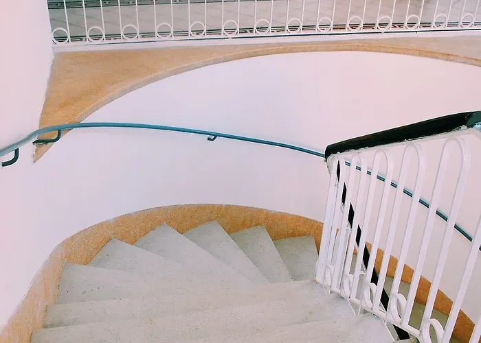 Follow The Sun Boutique - Pool, Breakfast & Sea Views Hostel *