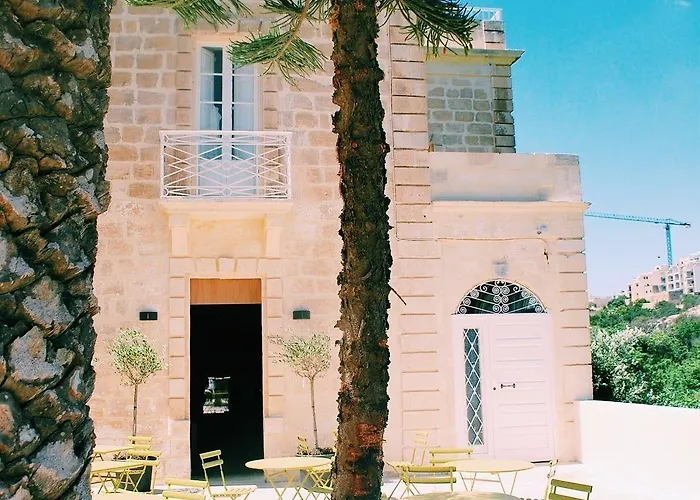 Hostel Follow The Sun Boutique - Pool, Breakfast & Sea Views