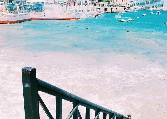 Follow The Sun Boutique - Pool, Breakfast & Sea Views Hostel