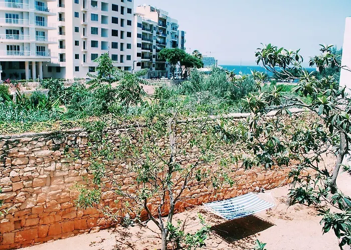 Follow The Sun Boutique - Pool, Breakfast & Sea Views Hostel *