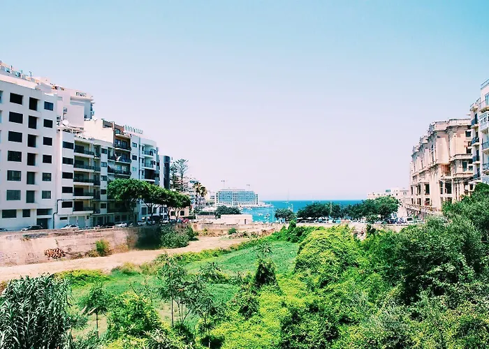 Hostel Follow The Sun Boutique - Pool, Breakfast & Sea Views