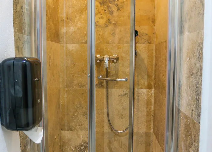 Follow The Sun Boutique - Pool, Breakfast & Sea Views Hostel *