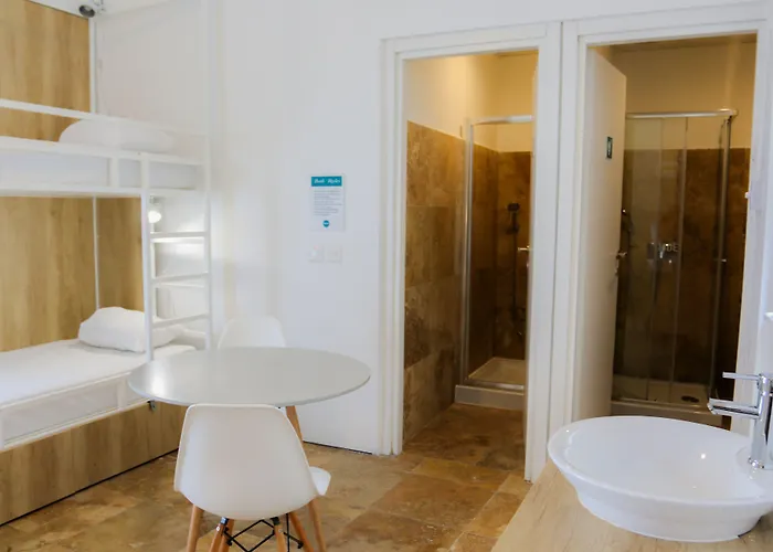 Hostel Follow The Sun Boutique - Pool, Breakfast & Sea Views *