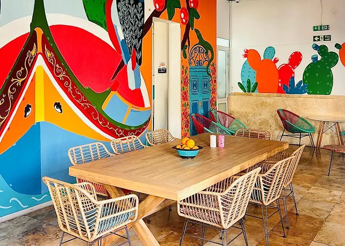 Hostel Follow The Sun Boutique - Pool, Breakfast & Sea Views *