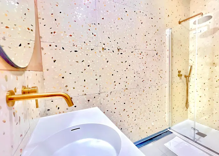 Follow The Sun Boutique - Pool, Breakfast & Sea Views Hostel