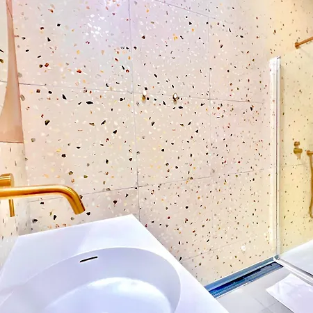 Follow The Sun Boutique - Pool, Breakfast & Sea Views Hostel