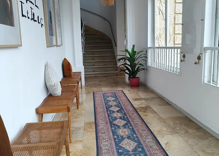 Follow The Sun Boutique - Pool, Breakfast & Sea Views Hostel *