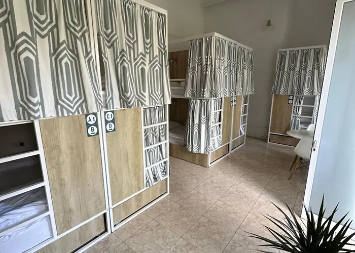 Hostel Follow The Sun Boutique - Pool, Breakfast & Sea Views