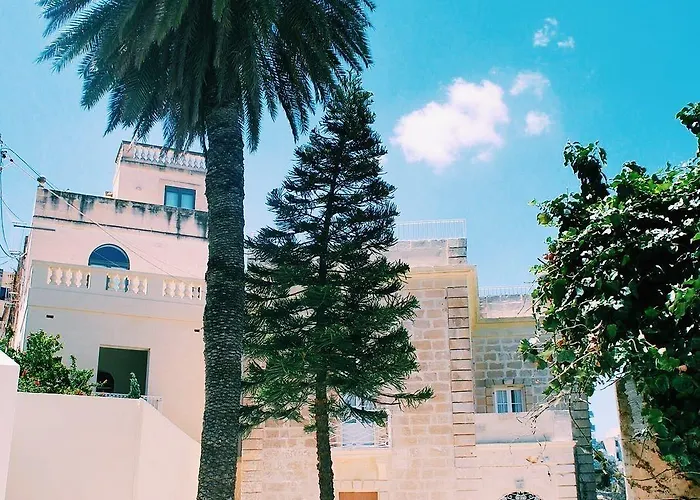 Follow The Sun Boutique - Pool, Breakfast & Sea Views Hostel *